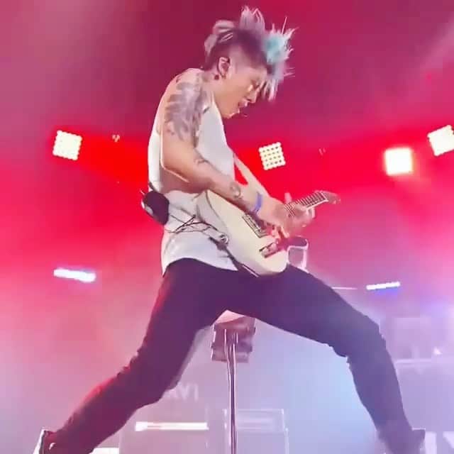 雅-MIYAVI-のインスタグラム：「Hawaii shows on Jan 4th & 5th   It’s so grateful to be able to play music onstage and have a fun time with you all even in this pandemic. Thank you all.   このパンデミックの状況でもこうやってステージでギター弾けて、来てくれるみんなとワイワイやれることに感謝です。改めてありがとう。  🤘🏻🤘🏻😌💙  📸 by @virtualbrunette」