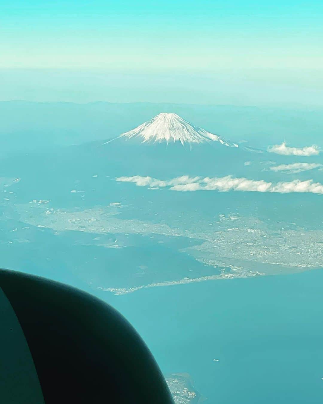 徳尾浩司のインスタグラム：「富士山→スカイツリー→東京タワーが近くで見れました。今年、良い一年になりますように。」