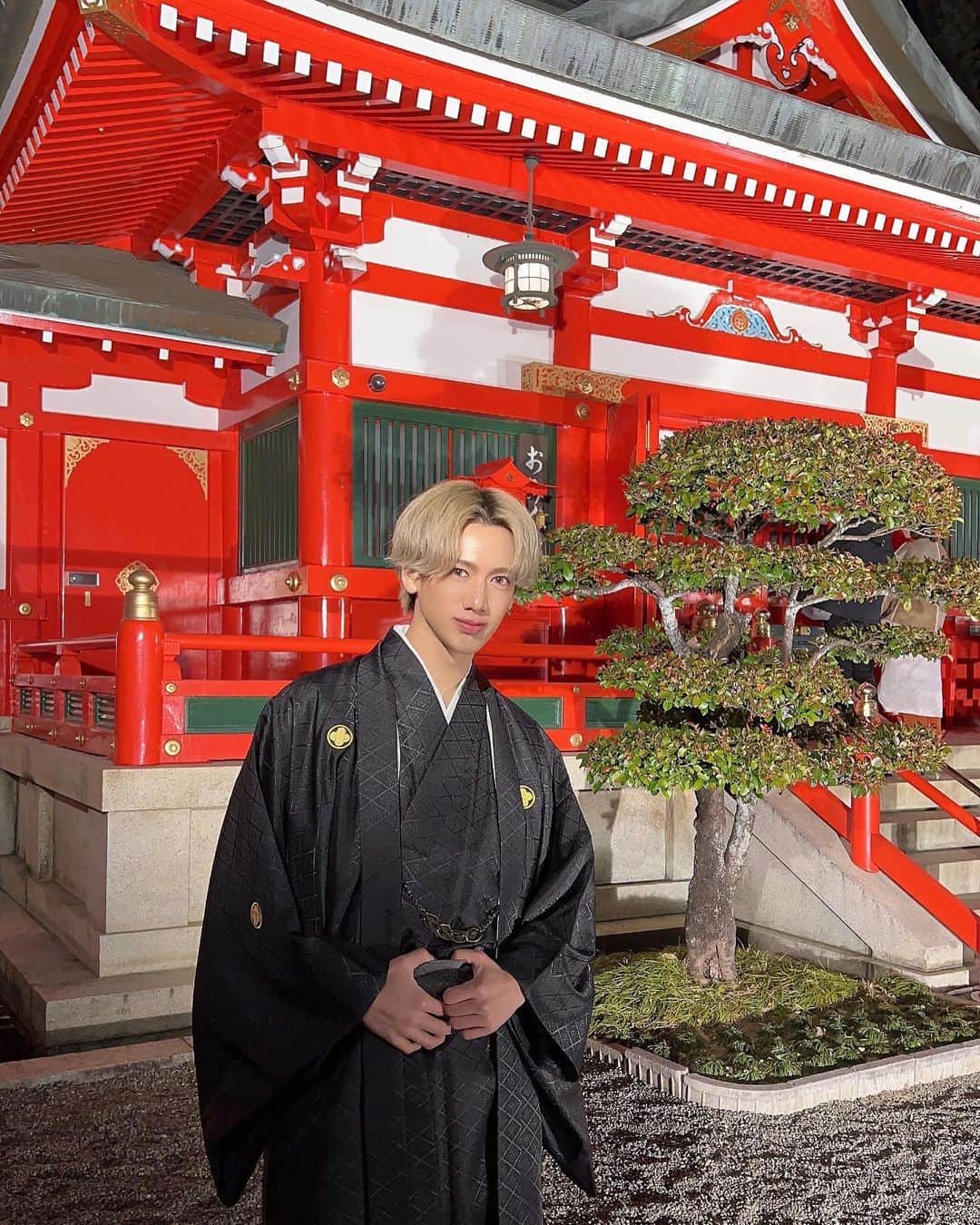 石黒慎太郎のインスタグラム：「⁡ あけましておめでとうございます🎍⛩ 今年も宜しくお願い致します🤲 ⁡ 去年に引き続き今年も大吉でした！最高！ 去年5月に姪が産まれたのですが、人見知り大発動で会うたび絶望的に泣かれるので初のお年玉は少し多めにあげました。懐きますように。」