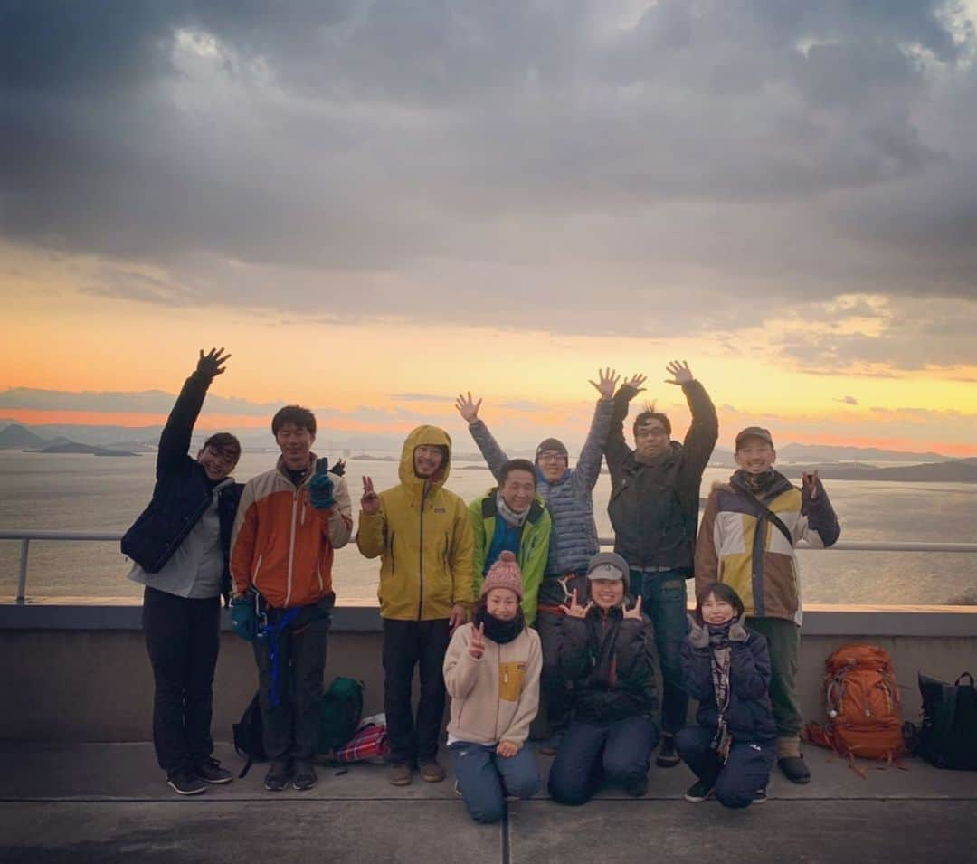 大杉徹のインスタグラム：「あけましておめでとうございます。 初乗りは王子が岳で⛰__🚶‍♂️__⛰ 今年もスラックライン界盛り上げてきましょう。 今年もよろしく！  #スラックライン #ハイライン #スラックラインリサーチ #ハイラインリサーチ #slackline #highline #slacklineresearch #highlineresearch #岡山 #倉敷 #王子が岳」