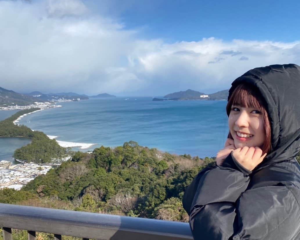 のインスタグラム：「あけましておめでとうございます🎍 年末は家族で天橋立に行ってました〜！  ご飯が美味しくてカニもブリも堪能した🦀🤤 なかなか見られないような雪景色も楽しんで⛄️ 展望台では股のぞきっていう足の間から景色を眺めるポーズをしてみたけどちょっと分からんかった笑  三が日もあと1日ですがゆっくり休んで今年も頑張ります🐯  #天橋立ビューランド #撮影者父 #母撮影は不採用。笑」
