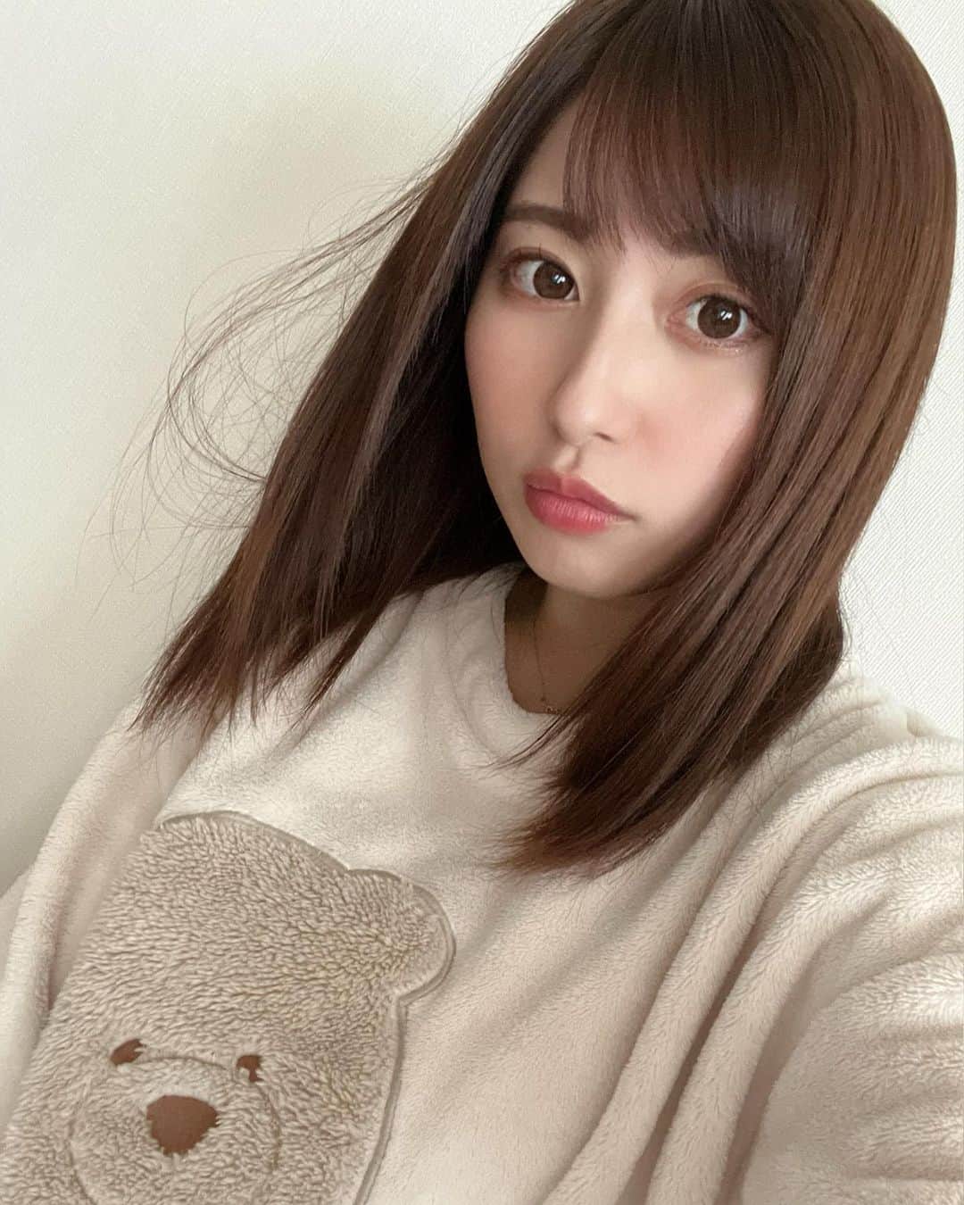 成瀬心美さんのインスタグラム写真 - (成瀬心美Instagram)「‼️ . . も、もう2022年 2日目が終わろうとしている、、！笑 . . 特に何もしていません。 . テレビ見て 食べたいものお腹いっぱい食べて 眠くなったら寝る の、繰り返しです。 . しあわせぇ😂 . . 顔がパンパンに浮腫んで 誰にも会わせられない顔してます！笑 . . 年末年始って感じがするよ〜🤣 . . #年末年始 #食っちゃ寝 #むくみん」1月2日 19時25分 - coco3ndazo