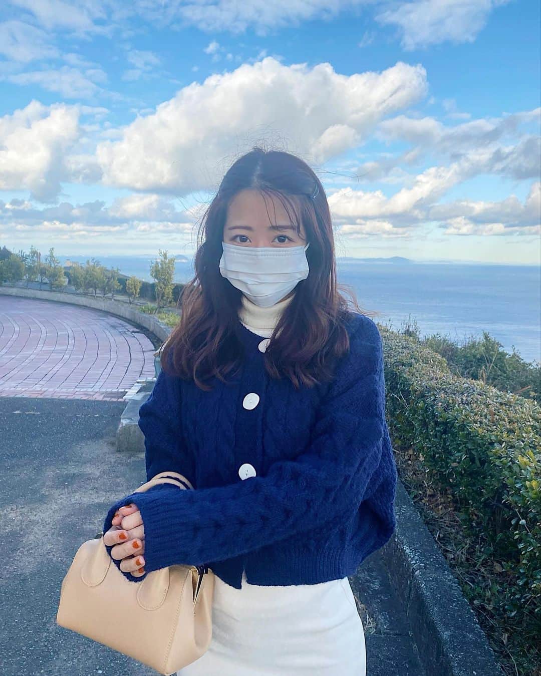 牛江桃子（ももち）さんのインスタグラム写真 - (牛江桃子（ももち）Instagram)「家族で、新年の空と海を見に展望台へ 🔭 ♡ だいすきな自然に癒された〜！最高な2022のはじまり🪄  今年の元旦は、大好きな空と海を見に展望台まで家族でドライブ🚗 お空がすっごく近くて、空気が澄んでいて海の波打ちがキラキラで、、、素敵な光景すぎて気付いたら涙が出ていて、そんな幸せな景色を家族と見にいけた事が本当に心から幸せだなぁと実感した😌♡「寒い寒い〜！」って言いながら家族でホットカフェラテを飲む時間が本当にしあわせでした❤︎ 疲れた時は帰っておいで〜と心の居場所で居てくれる家族を2022も守るしもっと幸せにするゾ🐯この写真はお母さんに撮ってもらったよん📸 膝丈タイトスカートに、ロングブーツが最近のマイブーム♡  みんなも素敵なお正月を過ごしてるかな〜？サービス業の方は本当にお疲れ様です😌お仕事終わりにゆっくり休んでね！  明日からの一週間は、お正月なのでYouTube動画３本投稿するよ！お楽しみにっ🪄♥︎♥︎♥︎  #鳥羽展望台 #伊勢志摩観光 #三重観光」1月2日 19時51分 - momochi.661
