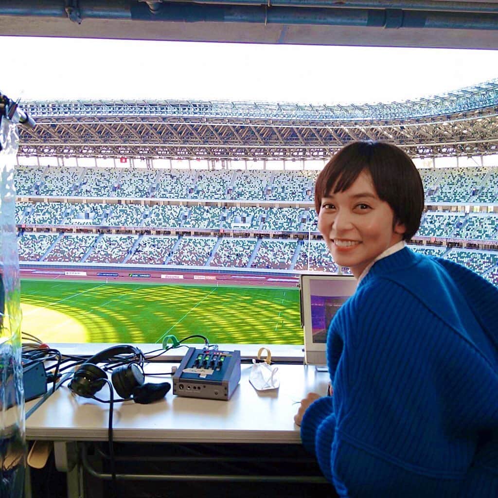 依吹怜のインスタグラム：「あけましておめでとうございます。 今年もみなさんよろしくお願いします😊  仕事初めは国立競技場で行われた、 大学ラグビー選手権大会のラグビー初心者に向けた副音声。🏉🔰  東海大学vs明治大学 帝京大学vs京都産業大学  いやー。魂のぶつかりあう素晴らしいニ試合を見せて頂いたこと、選手の皆さんに心から感謝です。  まだまだラグビーに関して分からない事も多いですが、そんな私が見ても両チームの意地とプライドのぶつかり合いは心に響くものがありました。 4年間の全てをぶつけた後の涙も、笑顔も、 全て尊かったです。 あーーー楽しかったーー。 そして痺れました。  一試合目と二試合目、全然違うラグビーの試合だったので、ラグビーの深さ、面白さの凝縮された二試合だったなと感じてます。  初心者向けの副音声ということで、？と思うことを沢山聞いてしまいましたが、 梶原晃久レフリー、川合レオさん、丁寧に教えてくださりありがとうございました。  決勝が楽しみだ！！！  そして記念すべきリーグワン開幕まであと5日。 メラメラと熱いプレーをリーグワンでも期待したいですね🥰  #大学ラグビーフットボール選手権大会  #リーグワン #leagueone  #1月7日開幕 #国立競技場」