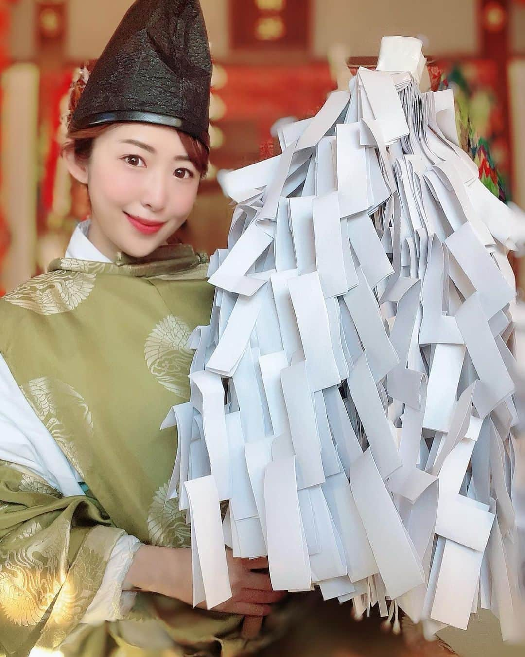 千代田唯さんのインスタグラム写真 - (千代田唯Instagram)「新春🎍 神社質問あるある⛩ Q初詣はお寺と神社どちらへお参りするのが正解ですか →正解ないです‼︎お好きな方で大丈夫です✨  Q御守りって何個まで持って大丈夫ですか？ →大事にすれば何体でもOKです🙆‍♀️神様喧嘩しません！（喧嘩する言った人だれ！）  Qおみくじで凶出たらどうしたらいいですか →良い結果は持ち帰り、悪い結果は結び処にむすぶのがオススメ！おみくじは何回までと決まりは無いので、気になるようでしたらもう一度ひいてみたらいいかと✨神社にもよりますが😊  Qお賽銭はいくら入れたらいいですか →正解ないですね〜。気持ちが大事なので。だから、お賽銭よく投げる方いらっしゃいますがそちらのが🆖🙅‍♀️だって自分がお金投げつけられたら嫌ですよね！そーっと気持ちを込めて入れることが肝心です✨  毎年質問されることまとめました🌸 初詣の参考になれば✨  #令和4年 #神主 #神社 #神社巡り #初詣 #寺社仏閣　#厄払い　#神社好きな人と繋がりたい  #japaneseculture #shrine #instajapan  #kannushi  #狩衣　#着物　#和服　#tokyo#厄年」1月2日 20時19分 - chiyodayui0920