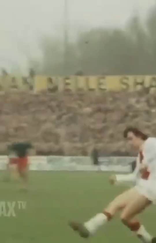 ヨハン・クライフのインスタグラム：「🔙 50 years ago today! 👊🏼 Enjoy this beautiful goal from Johan and Happy New Year! #CruyffLegacy」