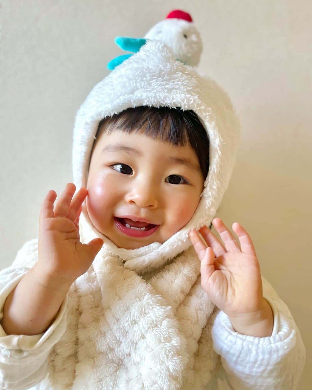 栄田祥子のインスタグラム：「☃️あけました☃️ 本年もよろしくお願いいたします。  静かに世を見、軽やかに愛せよ、というきぶーん2022年🐯  このいただいた愛を今年も一生懸命に知りたいと思う。ボロったまま走らせている自分自身のことも、そろそろ整えてあげないといけない。みんなの暮らしが健やかにありますように！」