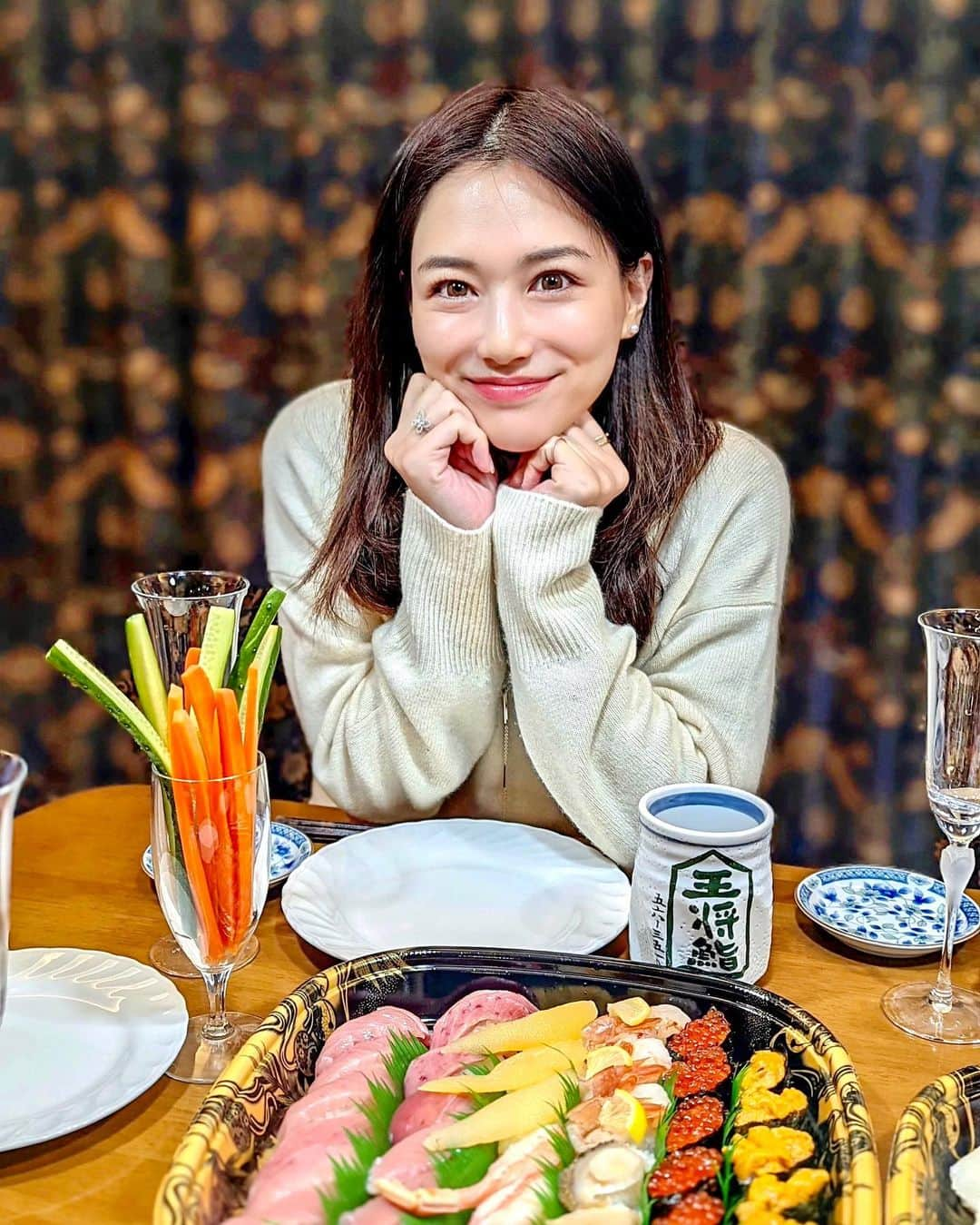 石井里奈さんのインスタグラム写真 - (石井里奈Instagram)「ただいま〜💕 群馬から東京に戻ってきました☃️❄️ . うちの実家は群馬の中でも山奥で田舎なので雪がすごく積もってて😳！ 東京からくると信じられない雪景色が広がっていました☃️💗 まずは家族で毎年行く大好きな日帰り温泉へ♨️雪の中の源泉100%のかけ流しの露天風呂は最高に気持ち良くて、ずーっとぼーっと入っていられました☺️💕お風呂上がりのコーヒー牛乳もおいしいっ💕 . 実家に帰ると実家は @rinaduce のポップアップの看板がたくさん飾らてて 記念館みたいになってたから驚いたけど嬉しかったな🥰🤣 夜は唯一のお寿司屋さん笑のかっぱ寿司とパパ特製焼肉とおせちでみんなでわいわいご飯♥️久々の家族団欒ご飯楽しくてあっという間でした💕 小太郎にも会えて癒されて、久々の実家は本当に居心地がよくてとことん甘えてのんびり過ごしてきました♥️ . 帰りは両親が駅まで送ってくれたんだけど、帰り間際ママが寂しくて泣いちゃって、私ももらい泣き(笑) ただ私は本当にこんなに愛情たっぷりのあたたかい家族のもとで育っていつも支えてもらえて本当に幸せだな〜と改めて思っちゃっいました☺️ 健康に笑顔でみんなで過ごせる時間って本当あたりまえじゃないし、大切にしていきたいなと☺️💕 そんなほっこりしたお正月でした💗 家族ラブ💗 . 明日は初詣にいかないと❣️ 皆さんも素敵なお正月を💗 . #お正月 #雪国 #雪 #powdersnow #パウダースノウ #露天風呂 #家族 #家族団欒 #温泉 #onsen #正月 #群馬 #gunma #帰省 #群馬観光 #湯けむり #源泉掛け流し #温泉旅行 #温泉女子 #雪景色 #family #田舎 #myhome #myhomestyle #群馬県 #日帰り温泉 #かっぱ寿司 #おせち #おせち料理 #snow」1月2日 20時45分 - ri7tin1025