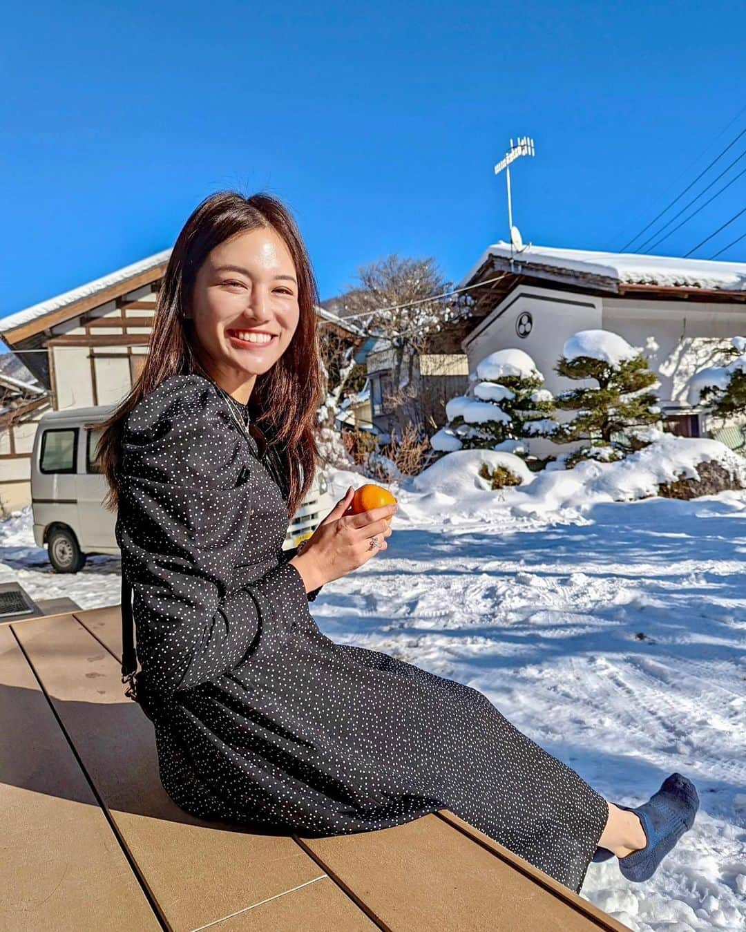 石井里奈さんのインスタグラム写真 - (石井里奈Instagram)「ただいま〜💕 群馬から東京に戻ってきました☃️❄️ . うちの実家は群馬の中でも山奥で田舎なので雪がすごく積もってて😳！ 東京からくると信じられない雪景色が広がっていました☃️💗 まずは家族で毎年行く大好きな日帰り温泉へ♨️雪の中の源泉100%のかけ流しの露天風呂は最高に気持ち良くて、ずーっとぼーっと入っていられました☺️💕お風呂上がりのコーヒー牛乳もおいしいっ💕 . 実家に帰ると実家は @rinaduce のポップアップの看板がたくさん飾らてて 記念館みたいになってたから驚いたけど嬉しかったな🥰🤣 夜は唯一のお寿司屋さん笑のかっぱ寿司とパパ特製焼肉とおせちでみんなでわいわいご飯♥️久々の家族団欒ご飯楽しくてあっという間でした💕 小太郎にも会えて癒されて、久々の実家は本当に居心地がよくてとことん甘えてのんびり過ごしてきました♥️ . 帰りは両親が駅まで送ってくれたんだけど、帰り間際ママが寂しくて泣いちゃって、私ももらい泣き(笑) ただ私は本当にこんなに愛情たっぷりのあたたかい家族のもとで育っていつも支えてもらえて本当に幸せだな〜と改めて思っちゃっいました☺️ 健康に笑顔でみんなで過ごせる時間って本当あたりまえじゃないし、大切にしていきたいなと☺️💕 そんなほっこりしたお正月でした💗 家族ラブ💗 . 明日は初詣にいかないと❣️ 皆さんも素敵なお正月を💗 . #お正月 #雪国 #雪 #powdersnow #パウダースノウ #露天風呂 #家族 #家族団欒 #温泉 #onsen #正月 #群馬 #gunma #帰省 #群馬観光 #湯けむり #源泉掛け流し #温泉旅行 #温泉女子 #雪景色 #family #田舎 #myhome #myhomestyle #群馬県 #日帰り温泉 #かっぱ寿司 #おせち #おせち料理 #snow」1月2日 20時45分 - ri7tin1025