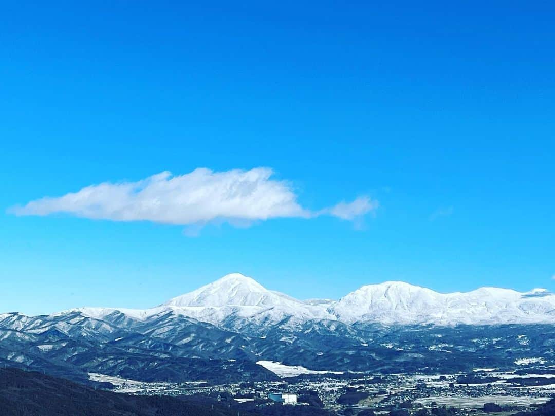 椎名直子のインスタグラム：「あけまして おめでとうございます🎍！  久しぶりの長野でした。 やっぱりお正月はこうでなくちゃね。 空気澄みまくりです。  よき一年になりますように。  本年もよろしくお願いします。  さてっ❣️  亜希子さんきますよ〜っ！！ 起きて〜っ❣️ 💓💓💓💓💓💓💓💓」