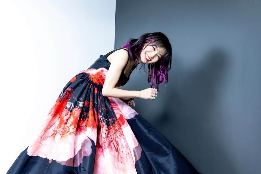 LiSAさんのインスタグラム写真 - (LiSAInstagram)「#明け星　が優秀作品賞をいただいた「第63回『輝く！日本レコード大賞』 」 貴重で光栄なセレモニーにドレスで歌わせていただく、とても特別な明け星でした。  #レコ大 #りさふく #くばちゃまコーデ @keiko__ujiie   📸 @vizkage」1月2日 20時51分 - xlisa_olivex