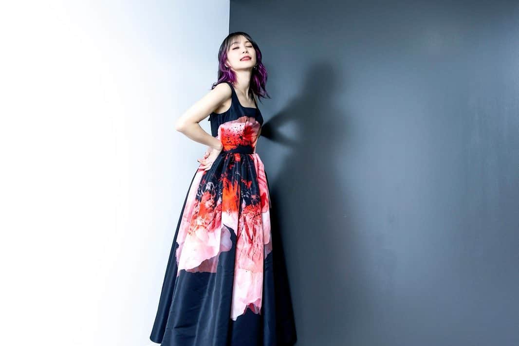 LiSAさんのインスタグラム写真 - (LiSAInstagram)「#明け星　が優秀作品賞をいただいた「第63回『輝く！日本レコード大賞』 」 貴重で光栄なセレモニーにドレスで歌わせていただく、とても特別な明け星でした。  #レコ大 #りさふく #くばちゃまコーデ @keiko__ujiie   📸 @vizkage」1月2日 20時51分 - xlisa_olivex