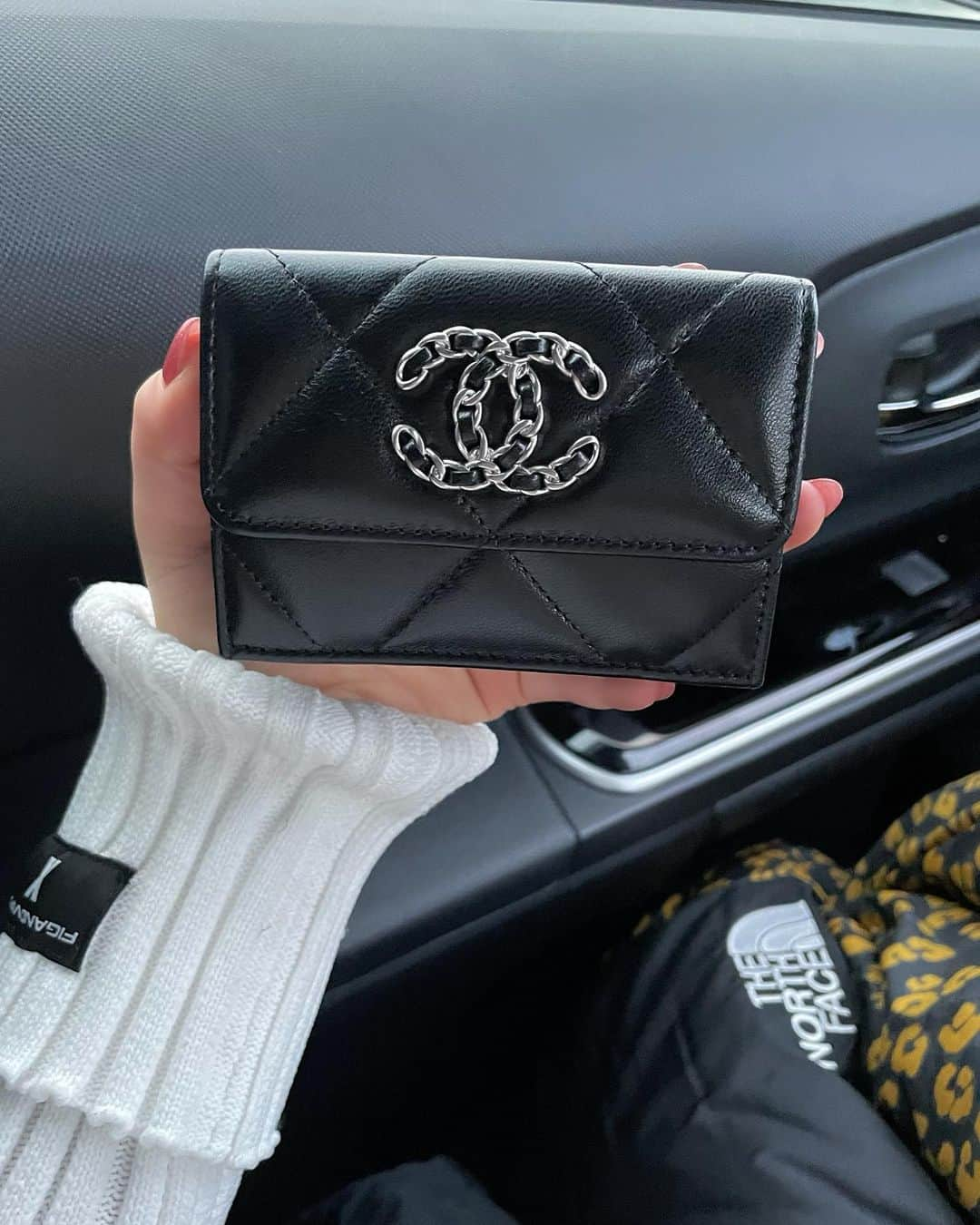 三村亜美のインスタグラム：「・ #newwallet  @chanelofficial  黒✖️シルバーは大好物 センス良すぎる👨 ネイルはエステの勉強のために短く @ankhcross_nail  短くてもシンプルが1番好き💗 #サンタさんからのプレゼント  #newnail#chanel」