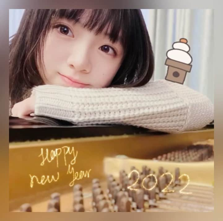 花田優里音のインスタグラム：「2022年🌅 明けましておめでとうございます🎍 精一杯頑張れる1年になりますように！ 全力でいきます❗️ あちこちで笑顔が増える年になりますように！ 今年もどうぞよろしくお願いします😄  #お正月は #いとこが魚をさばいてくれて  #厚さ1センチくらいのお刺身をたらふく食べました  #母と昔ながらのサッカーボードゲームをして  #母が3点もオウンゴールするので圧勝でした  #みんなにピアノを聴いてもらって  #あたたかい拍手を貰いました  #ゆったりお正月  #お雑煮もおせちもお餅もお菓子も  #カロリーゼロかな全く太った気しない  #さすがお正月 #特別枠  #明けましておめでとうございます  #happynewyear #2022年 #お正月 #謹賀新年  #寅年だよ #タイガース 🐯  #今年もよろしくお願いします #元気に過ごしてね」