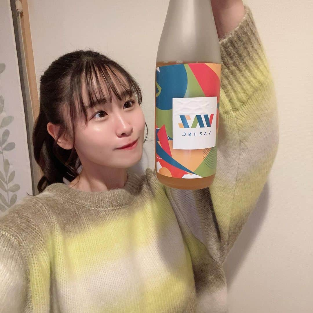 もかさんのインスタグラム写真 - (もかInstagram)「年始そうそう普段着ない感じのお洋服着ちゃってます😳😳  好評で嬉しい〜✌️ 今年はもっと色んな系統にチャレンジしていきたいなと思っております☺️ 古着とか〜ストリートとか！！  そしてそしてクリスマスにVAZからいただいた ぶどうジュース飲みましたっ！🍇 美味しすぎました😳 ありがとうございます🤍  お話戻るけど 今年の私のお洋服事情もお楽しみに😳✨  #jeanasis  #セーター  #チャレンジ」1月2日 21時02分 - moca.2812