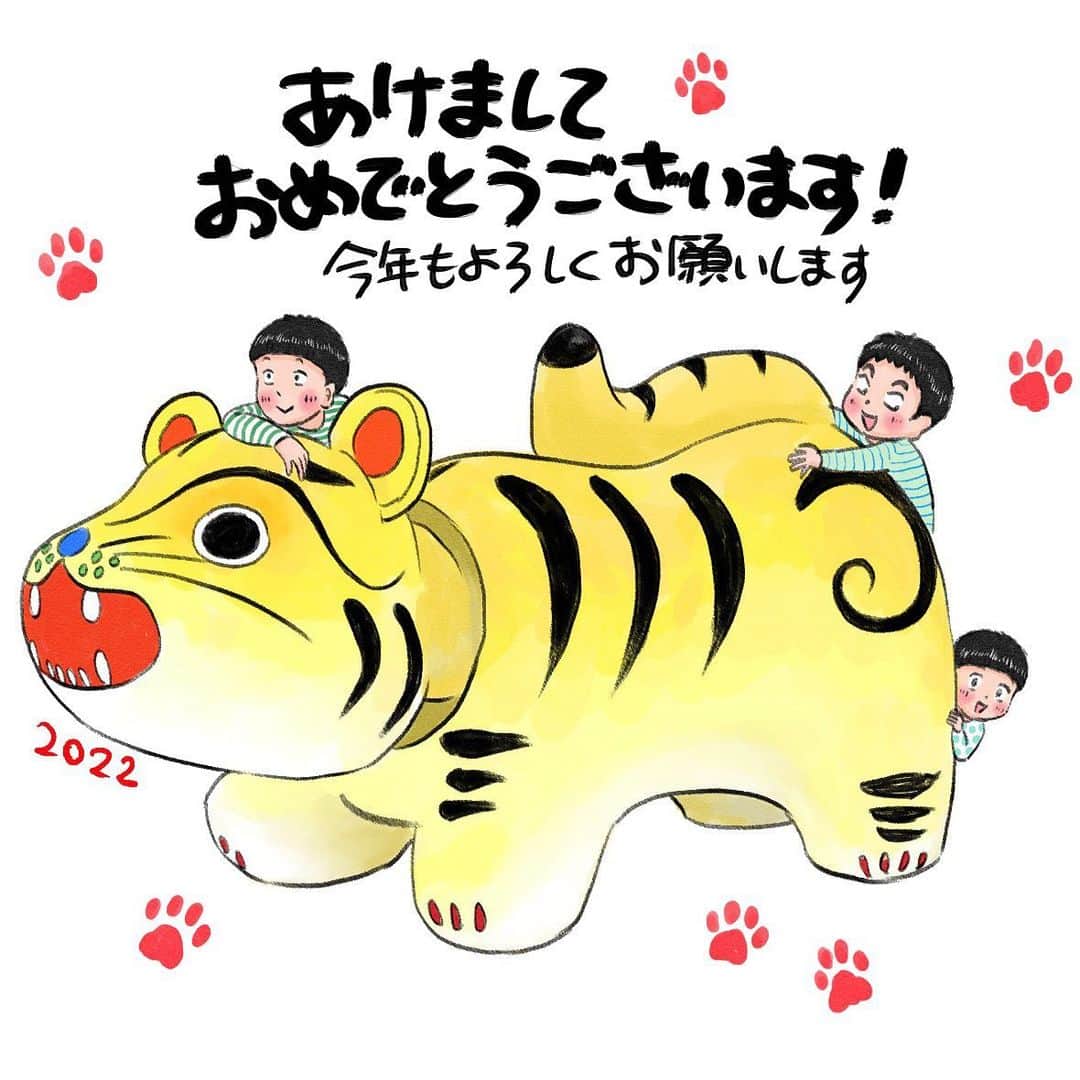 マルサイのインスタグラム：「あけましておめでとうございます🐯 みなさんにとって素晴らしい一年になりますように😊  2020年からランニングを始め、2021年はハーフマラソンを目指しながらそれをひたすら漫画に描いておりました。(走るか漫画描くかの一年だった)  三兄弟のほうはと言いますと、長男はなんとあと数ヶ月で中学生❗️ ずいぶん大きくなったもんだ。 次男は相変わらずクセが強くて三男はすっかり児童に。（いつまでたっても赤ちゃんのイメージが強い）  なかなか投稿できませんがリアル日常は @ura_maru_sai の方で綴っております。  今年もどうぞよろしくお願いいたします✨」