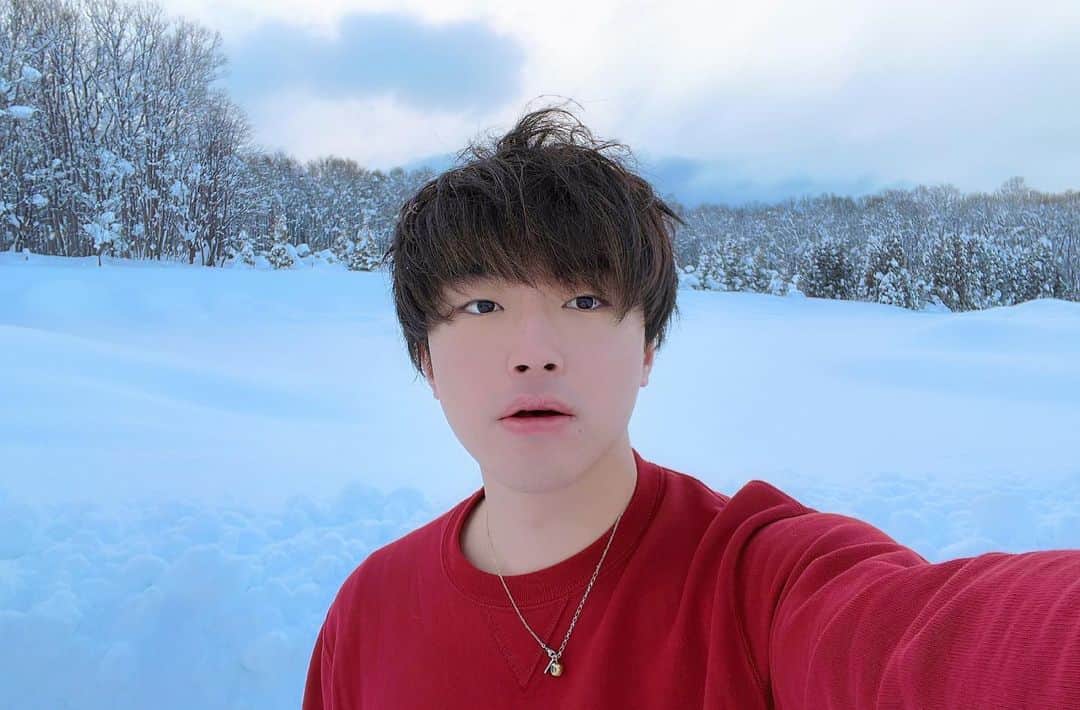 のインスタグラム：「明けましておめでとうございます⛩ 今年もよろしくお願い致します🌅  2022年も大好きなYouTubeで全力で動画作っていくので皆さんよろしくお願いします。皆様の応援が本当に力になるのでこんな僕らですが今後とも見守ってくれると嬉しいです🙇‍♂️」