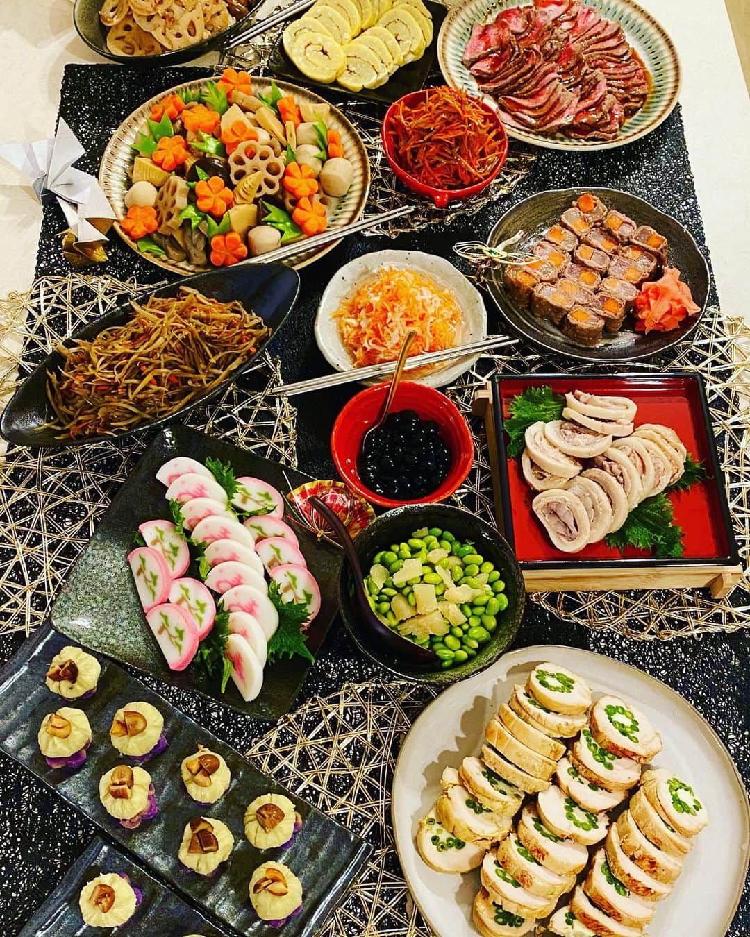 のインスタグラム：「お節料理✨ 🎍 🎍 🎍  お正月を両親となかなか過ごすことが出来なくなって何年も経ちます。  毎年お正月は両親に会いたいなぁと思います。  ですが...そんな寂しい気持ち。  お料理がその距離を埋めてくれるんだなぁと思いました💓  離れた場所に住んでいても、毎年、私が母と同じ味のおせち料理を作ることで、おじいちゃんおばあちゃんに会うことが出来ない自分の子供たちに、この味を教え引き継ぐことが出来るんですね。  さらに私の母の作るお節の味を出逢った友人達に食べてもらえる事は、何よりも父と母に感謝をする瞬間で、幸せだなぁと感じます。  小さい頃から、どんなに仕事が忙しくても、家族でお節料理を囲んで温かいお正月を過ごしてくれたこと。 改めて両親に感謝の気持ちです。 お父さんお母さん 本当にありがとう💓  Instagramで皆さんのお正月のお料理や笑顔のポストを見ていて、家族っていいなぁって思っていました😊  心温まるお正月をお過ごし下さい💓💓💓   #お正月#元旦#おせち#おせち料理 #家族#日本#hawaii #加圧トレーニング#子育て＃ママ#massage#alamoana#beach #love #nature #ocean #aloha #oahu  #instagood #hawaiilife #ハワイ#summer #honolulu #sea #maui #bigisland #paradise#hawaiistagram #island」