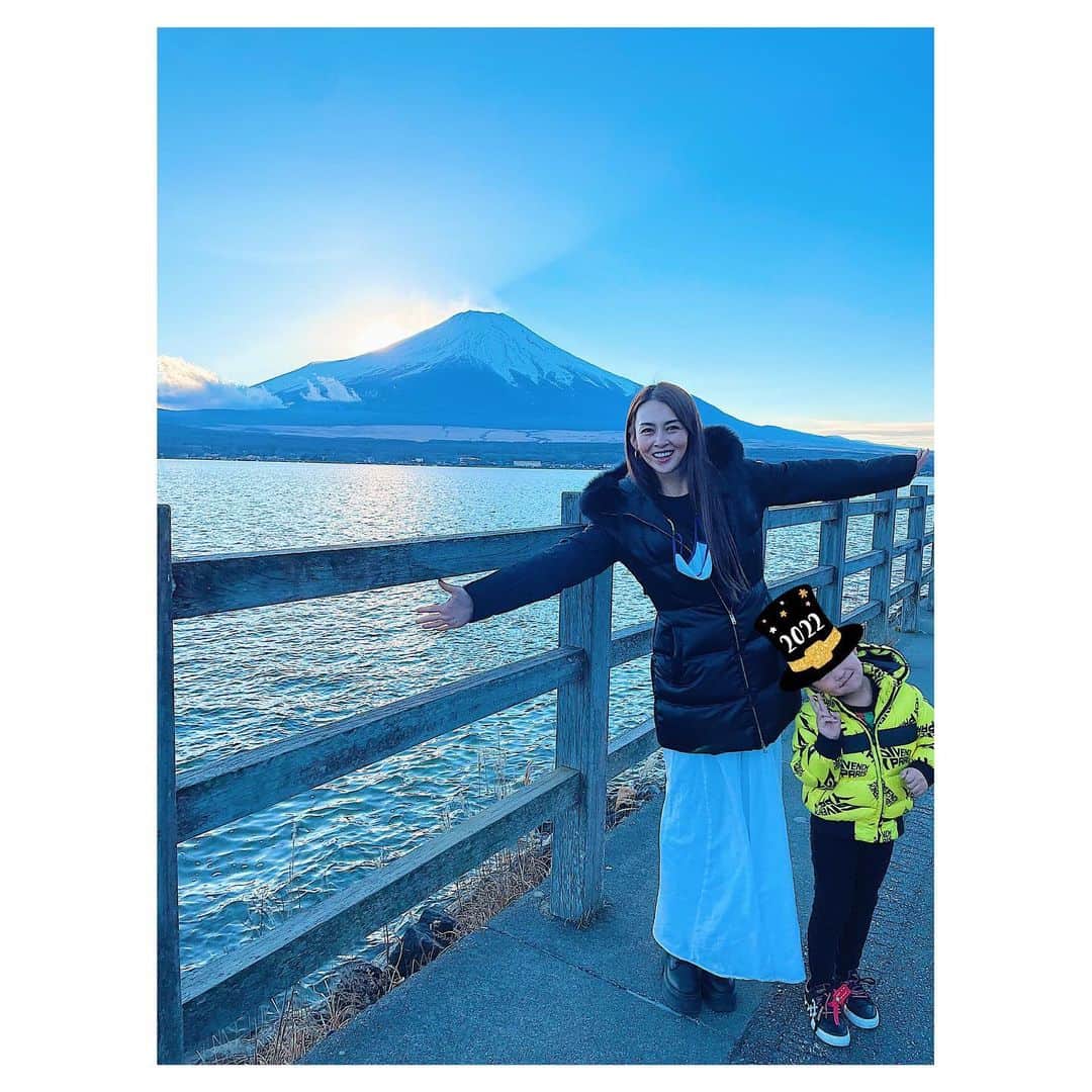 桜井裕美のインスタグラム：「🎍明けましておめでとうございます🎍 新年は山中湖へ💙💙💙 富士山がとっても綺麗✨」