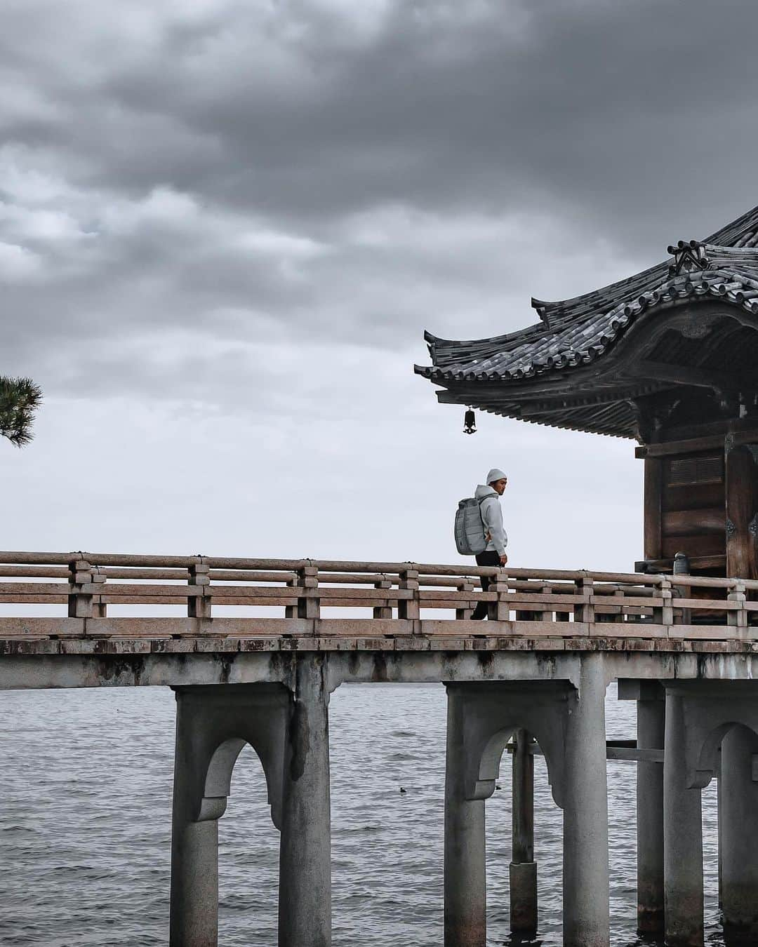 田村幸士さんのインスタグラム写真 - (田村幸士Instagram)「. より快適な旅を実現するにはバッグは重要なエッセンス。  @dbjourney_japan で一人旅も大勢旅も車旅も電車旅も旅に集中して楽しむことができています。  収納力、機動力、デザイン。 全てが自分の理想と重なり合う。  特にThe Hugger 30Lは街でも旅先でもマストアイテム。 開口部が大きく物の出し入れがしやすく背中側にはノートパソコン用ポケット。 旅先ではミラーレスカメラにレンズ3本入れても余裕の収納力。 全ての人に薦められるバッグです。  移動やパッキングに疲れると旅の魅力が半減する。旅を純粋に楽しみたいなら @dbjourney_japan をパートナーに。 . . . . . . . —— ✂︎ ——— #dbjourney #dbtravel #douchebags #thehugger30l #travelbags #travelphotography #travelgram #japan #japantravel #japanuary #japanesearchitecture #japanesetemple #traveljapan #best_japan_photos #unknownjapan #sonyalphasclub #sonya7c #urbanandstreet #streetshared #streets_vision #street_focus_on #streetclassics #streetgrammers #日本の風景写真 #日本の風景 #寺院巡り #浮御堂 #旅行 #旅が好き #風景」1月2日 21時51分 - kojimg