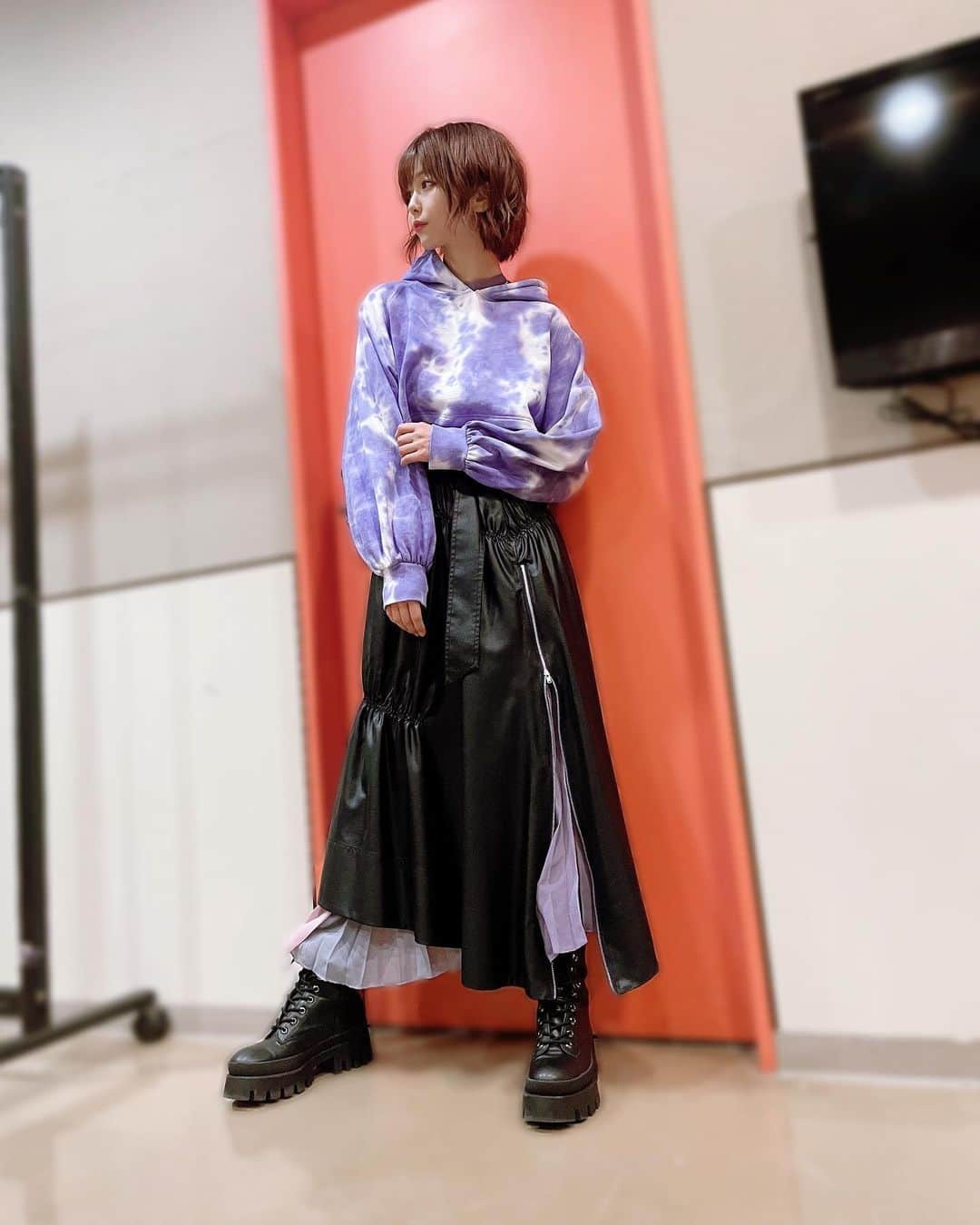 愛美のインスタグラム：「#AIMeanIt 夜公演衣装✨ アンコールTシャツは白です！✨ . . スカートのスリットの位置が昼夜で左右逆になっています！ . . どちらもショート丈パーカーでかわいくリメイクしていただきました😭💪」