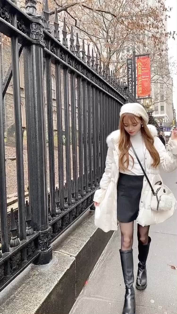 のインスタグラム：「年越しニューヨーク🗽🇺🇸💕 　  ふわふわコート、可愛い🤍 @stella_tokyo.jp    1番最後のカットはカウントダウンパーティでの酔っ払いなわたし🥴笑 　 　 #デートコーデ#アウター#アウター#デート服#初詣#おでかけコーデ#ダウン#ダウンジャケット#newyorklife#newyork_ig#newyorkcitylife#manhattanview#moncler#outerwear」