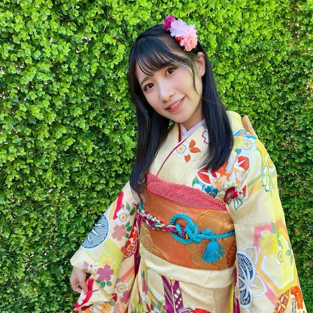 加藤一華のインスタグラム：「. 今年も着れました👘 めずらしくイエロー🌼  #振袖 #着物 #お正月 #謹賀新年 #2022 #振袖ヘア  #着物ヘア  #ボンボンTV」