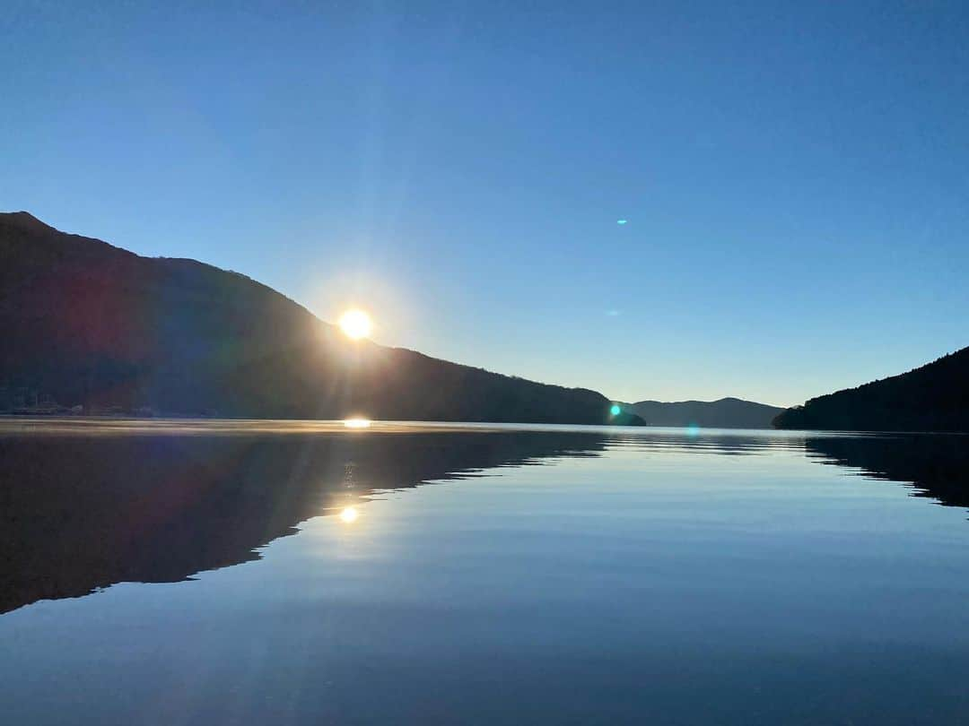 一条ありさのインスタグラム：「🗻☀️2022 HAPPY NEW YEAR☀️🗻  −4℃の極寒の世界で🏕 最高の景色と最高に綺麗だった初日の出  改めて自然が大好きだなと実感。  今年も自然と音楽を愛し、大切な人達を大事に 仕事も遊びも幸せ〜って思える時間を大切にしたいと思います！  今年も宜しくお願いします🙏♥️  The new year is open from the 5th！ @crimson_ebisu    #happynewyear #2022 #明けましておめでとうございます #最高の新年の幕開け #camp #年越しキャンプ🏕 #雪降った☃️」