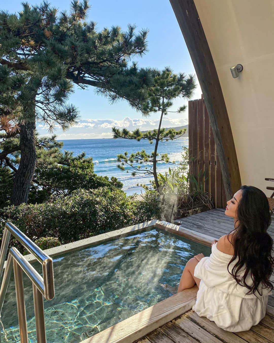 AYAMEのインスタグラム：「#newyear2022#oceanview#onsen#bathtime#bathdesign#bathrobe#longhair#amazingview#photogenic#露天風呂#貸切露天風呂#温泉女子」