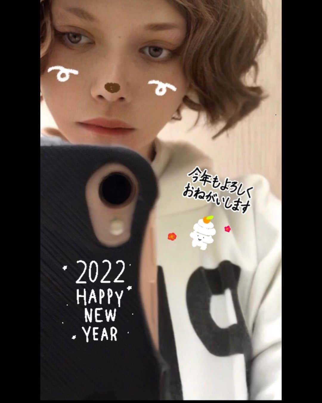 広田レオナのインスタグラム：「あけましておめでとうございます🎍 今年の御節は去年に引き続き簡素でした… 去年は色々ありましたがあっという間に過ぎた一年でしたね… 癌の手術とコロナがあったからですかね😂 去年の春、吉野の桜を見に行けたのはラッキーでした…この先、もう二度と見れなかったかもしれません 大好きな温泉もたくさん行けました…もちろん今年もお世話になります💕 去年、心が潰れなかったのはワンコの存在も大きいです😅 この子達を…ニャンコもワンコも…最期まで一緒にいたいと強く思います… 今年の目標、人にもっと優しく…自分にも優しく…身体を労わりながら無理はせずとも自分がやりたい事をやっていきます✨  本年も宜しくお願い致します レオナボナムカーターより」