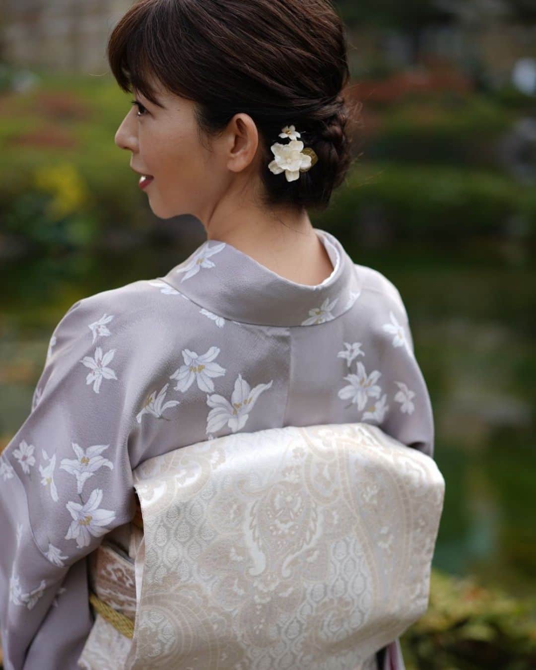 きもの女性松尾由美子 松尾由美子さんのインスタグラム写真 - (松尾由美子Instagram)「. お正月、皆さんどう過ごされていますか？ あっという間に仕事始めですね。  もう少しだけお正月気分を味わっていたいような… きのう配信がスタートした 「女性アナウンサーきもの壁紙コンテンツ2022」で ...