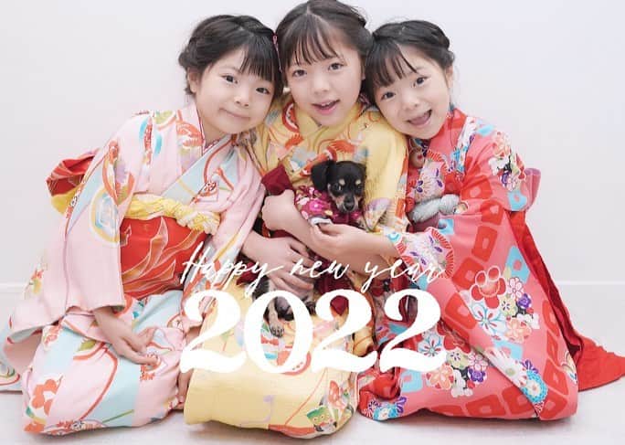 Yukiさんのインスタグラム写真 - (YukiInstagram)「🐶とも記念に☺️💕 袴を着てみたよ♡  地元ではお正月にくるみ餅を食べてたけどローカルフードだったのですね👀✨  ささっと撮ったら活発な三女の襦袢が出てた🙊💕w  それでも 久しぶりに着物👘を着たらすごく喜んでたのでまた着れるタイミングがあれば着せたいなー☺️💕」1月2日 22時49分 - yukikuu96
