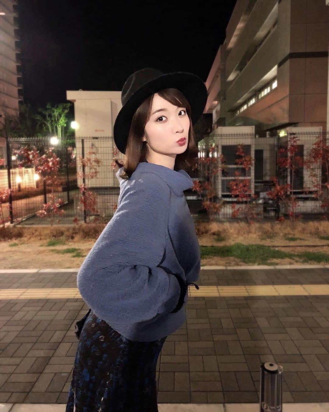 のインスタグラム：「☺︎ 1日に新年を迎えて 2日にお誕生日を迎える流れも 今年で26回目！🎂  おめでたい続きだね、と言っていただけるのですが 新年早々ということもあって 毎年ドタバタしてしまう感じもあり(笑) 今年は、今までで一番穏やかに過ごせた気がします💐 26年目にして、ようやく慣れてきたのかな😌  今年のお誕生日が、一番好き。 なんだか不思議な気持ちです🧡🧡🧡  新しい風が吹き込み 温かい空気感に包まれて 穏やかな気持ちで でも、けして、ぬるい訳ではなく 赤い炎よりも青い炎の熱さのように 静かに、強く強く燃えている。  言葉で表すならば、そんな感覚です🙏  みーーーんなを巻き込んで！ みーーーんなで笑顔になるべく！！ 最高の歳に、最高の年にします🌈✨✨✨  たくさんのお祝いメッセージ そして、いつも応援していただき 心から感謝の気持ちでいっぱいです🥺😭😊  皆さん、本当にありがとうございます！！！💞」