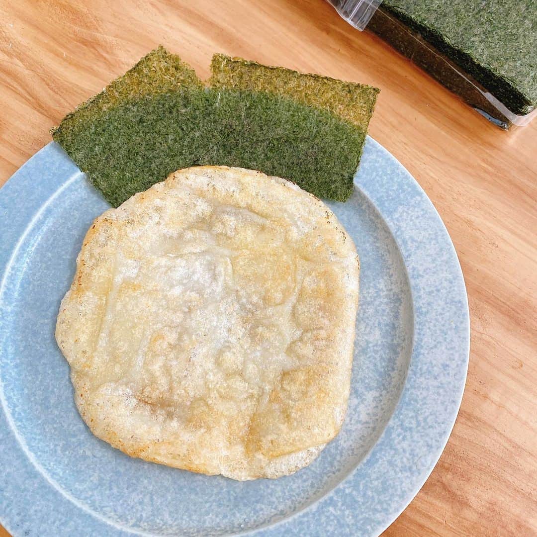 川田裕美のインスタグラム：「お餅をいろんな食べ方で楽しんでいます🥰夫が小さい頃から食べているという「バター餅」✨ 作り方はブログに書きました😊 海苔ではさんでちぎって食べるんですが、とっても美味しい😋 こんな感じの「実家めし」をピーチCAFEのHPで募集しています！😋  #お餅の食べ方#バター餅#実家めし」
