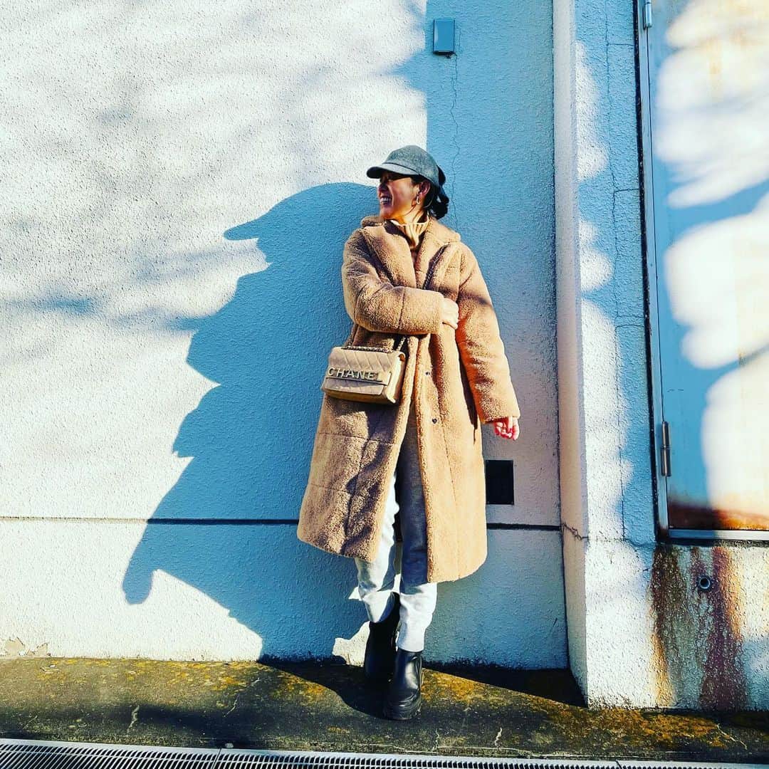 大草直子さんのインスタグラム写真 - (大草直子Instagram)「おはようございます☀東京は快晴！今朝は、新年の誓いを新月に合わせて書こうと思っています🖋朝は近くを散歩。大好きな @duno_official のモコモコ🧸ダウンがあれば暖かい。今日から、 @amarc_official ブログで、年末みなさまから頂いた質問に答えていきます。毎日答えても答えきれないほど、たくさん頂きました。できる限り具体的に、と思っています💚ライブもやりますね。今日昼公開のブログには、たくさん頂いたＱ一番暖かいダウンは？　Ｑ愛用のスマホケースと財布は？　Ｑ26歳の記念に買うべき、20年使えるジュエリーは？　などのご質問に答えています❗️是非見てね。 @amarc_official  @duno_official  @seasonstylelab  #モコモコダウン🧸と #奇跡の同じ色は @seasonstylelab  #昨日からセールになっていました #暖かなカシミヤ100 #箱根駅伝見ながらアップしてます #学生さんよ #みんな頑張れ #帽子は伊勢丹で買いました #2年前かな」1月3日 9時08分 - naokookusa