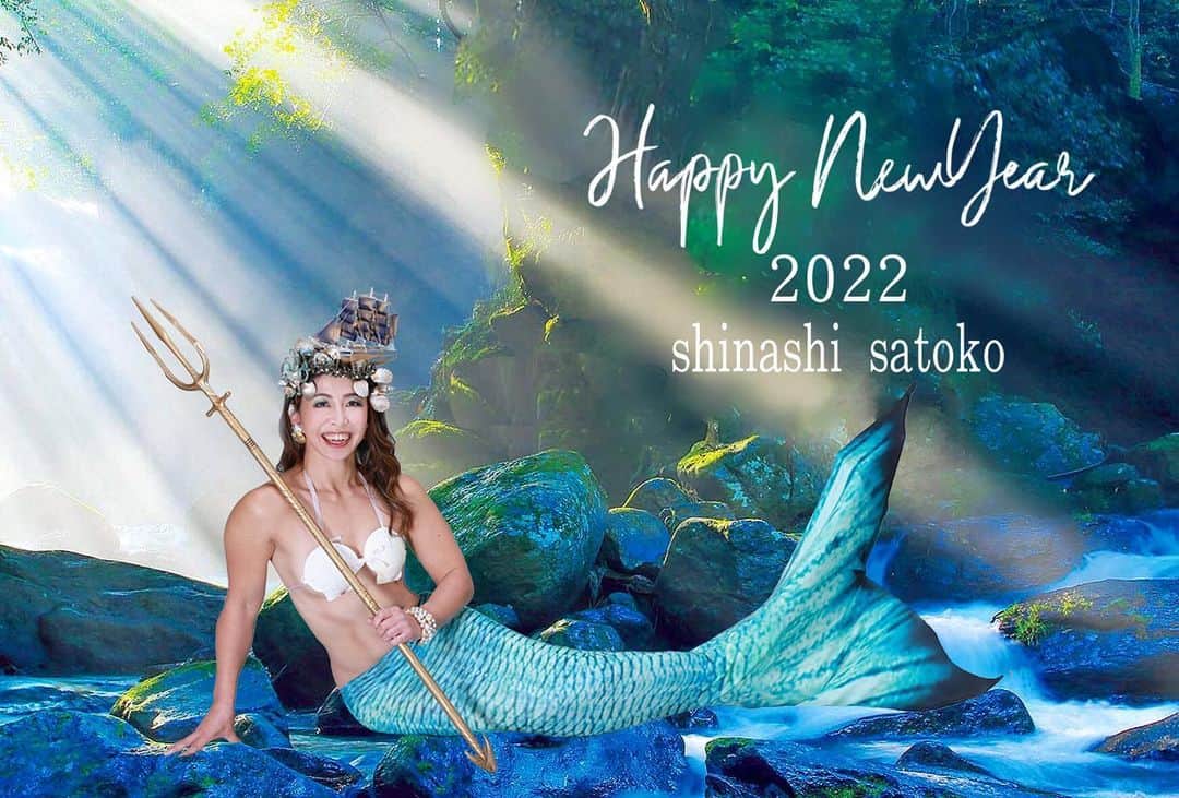 のインスタグラム：「. . しなしさとこ2022年賀状。 武田久美子の貝殻ブラに憧 れての人魚です🧜‍♀️本年も よろしくお願いします♡  (発注元でアクシデントあり 発送が遅れ到着までお時間 かかります…ごめんなさい) . . #しなしさとこ #satokoshinashi #女子格闘技 #ジョシカク #2022年 #年賀状 #2022年賀状 #コスプレ #コスプレイヤー #40代ママ #アラフォー #mma #あけましておめでとうございます #mma #mmafighter #mmawomen#人魚 #人魚姫 #TheLittleMermaid#marmade #リトルマーメイド #貝殻 #貝殻ブラ #cosplay #cosplayers」