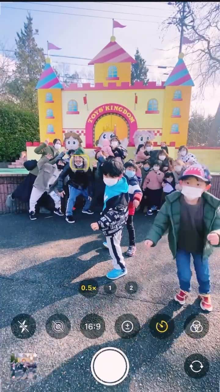 太陽チャンネルのインスタグラム：「タイマー撮影時は画面録画がマスト🤣 大勢わちゃわちゃ楽しい😆💕 #reelsinstagram #reels  #東条湖おもちゃ王国  #画面録画」