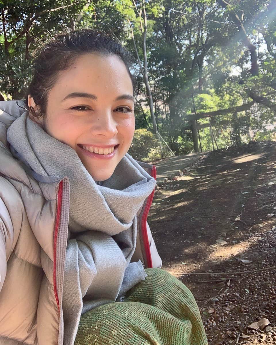 仲川希良のインスタグラム：「あけましておめでとうございます！ 新しい年が始まりましたねぇ ・ 私も自然の一部であるという 広い心持ちと責任感とで 毎日を重ねていきたいです ・ ……「穏やかに」とか「マイペースに」とか 付け足したいんだけどね なにやらお正月からてんやわんやしております！ ・ それでも初詣の瞬間の日差しが本当に清々しくて 心整えられました ・ 今年も変わらず どうぞよろしくお願いいたします！」