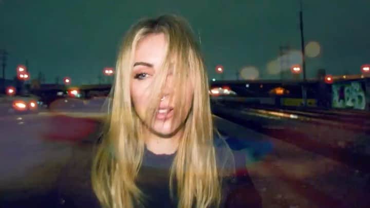 アリソン・ワンダーランドのインスタグラム：「FEAR OF DYING song and video is out now. video directed by @brandondermer. We starting off 2022 with a bang..er . Link in bio」