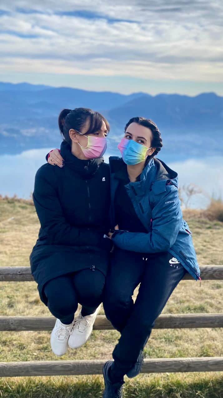Ambra Angioliniのインスタグラム：「Che poi tu hai sempre avuto 18 anni, chi avrebbe mai potuto firmare un contratto a tempo indeterminato con me?  La tua firma sul mio foglio ancora bianco, il tuo primo “ urlo “  alla vita e papà che mi dice “ Amo è incazzata proprio come te! “ ……  Grazie per avermi creduto, non era facile @jolandarenga  #happybirthday con tutto l’amore che posso #18 #love  E oggi abbiamo volato di nuovo  #insieme @lagomaggiorezipline #grazie」