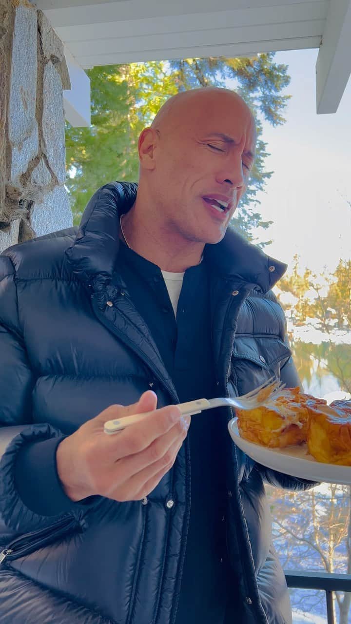 ドウェイン・ジョンソンのインスタグラム：「FIRST #cheatmealsunday of 2022 and WE’RE GOIN BIG with the WORLD FAMOUS/INFAMOUS RockToast!! 🍞🍨🥜🥥🌍   My amazing Chef Rocky @rockymercedes👩🏽‍🍳 and I rockin’ our insanely delicious and super secret recipe of “pure heaven” called ROCK TOAST topped off with/  ☑️ WARM homemade coconut, peanut butter maple syrup   ☑️ Vanilla whipped cream   ☑️ @teremana infused toasted coconut chips   Let’s set the tone for 2022 and all of us having the greatest #CheatMealSundays EVER.   You would’ve EARNED IT.  So ENJOY IT.   And for those of you across the country who have EXPERIENCED our ROCK TOAST ~ THANK YOU for your incredible reactions and for those of you who will finally try it this year ~ get ready for THE WORLD’S MOST DELICIOUS FRENCH TOAST.   If you’re in the LA area, swing by the shop and experience what everyone is buzzing about…. 👇🏾👇🏾 😉  @brique_la   #FirstCheatMealSunday #2022  #WorldFamous #RockToast」