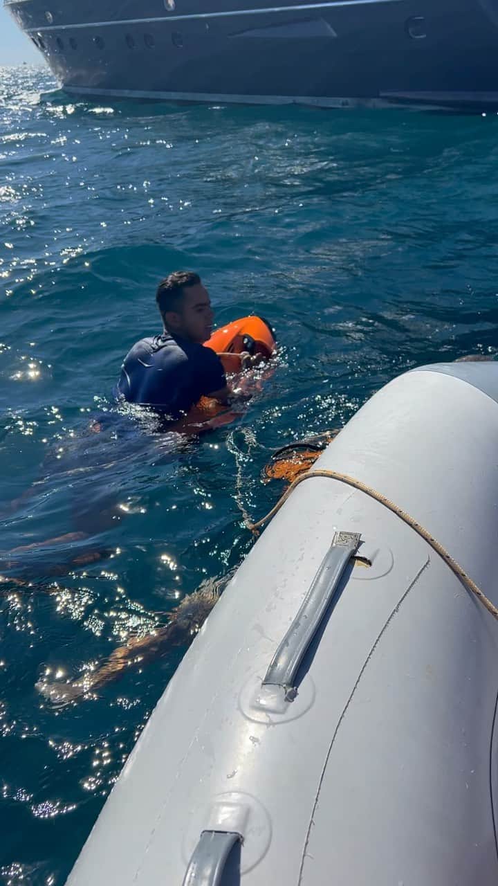 ジョク・ピーダーソンのインスタグラム：「When ur dinghy dies…seabobs to the rescue! 😂」