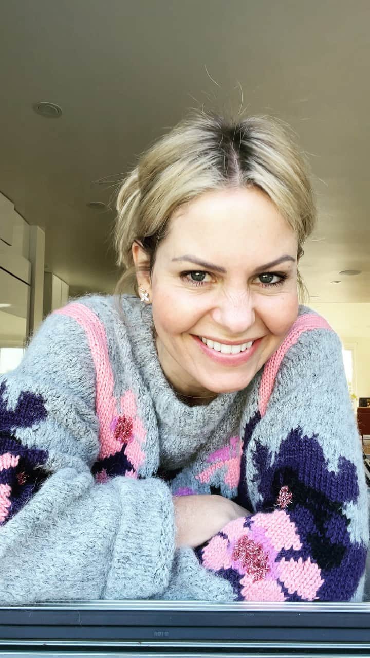 キャンディス・キャメロン・ブレのインスタグラム：「Happy New Year 2022!! Whatcha up to?」