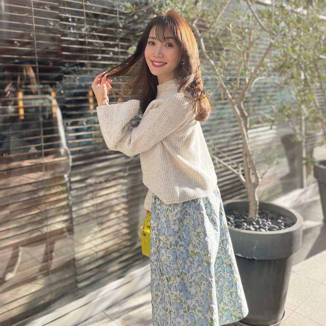 吉田美紀さんのインスタグラム写真 - (吉田美紀Instagram)「・ ・ 年が明けると少しずつ明るいカラーも 取り入れたくなる🌿 春カラーが一番好きだから ふんわりカラーやパステルカラー 色んなカラーにチャレンジしようとワクワクしてます♫ ・ ジャガードスカートは元旦の初売りの新色♡ 華やか且つ着まわしやすい優秀カラーです。 Mサイズは完売、Sサイズも残り僅かになっています･:*+. ・ tops→#unitedarrows  skirt→#lialapg  boots→#zara bag→#dior ・ #coordinate #outfits #ootd #look #style #fashion #wardrobe #instagood #instafashion #コーディネート #ファッション #ママコーデ #ママコーディネート #ママファッション #ジャガードスカート #春色 #春カラー」1月3日 7時38分 - miki__yoshida