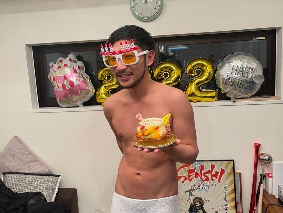 Masackのインスタグラム：「明けましておめでとうございます⛩  誕生日のお祝いもしていただき、感無量でございます。 ありがとうございます😭  本年もよろしくお願いいたします。  何故か全裸なのは、シュウ宅のホームサウナを官能していたからでございます。  @shu_rice  @tono182  @totonou_jp  @satoshi_neatz   #2022 #サウナ #マサック #誕生日 #roa #賢者タイマーズ」