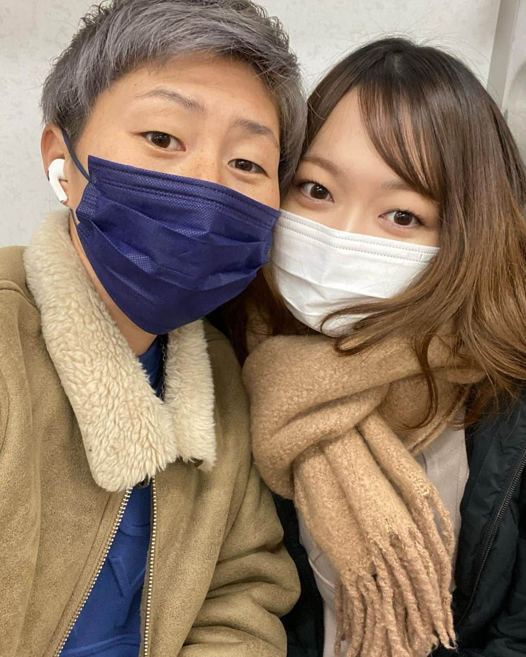 横山久美のインスタグラム：「遅らせながら... あけましておめでとうございます！ 昨年は自分にとって大きな一歩を踏み出せた年 カミングアウトをし結婚し家庭を持ちました。 こんな僕についてきてくれる なみちゃんには感謝しかありません。  まだまだ未熟な私達ですが たくさんの恵まれた友達や家族に囲まれて 自分らしく！とは何か 自分達なりに挑戦し進んで行きます！ 今年もよろしくお願いします！！！ #2022」