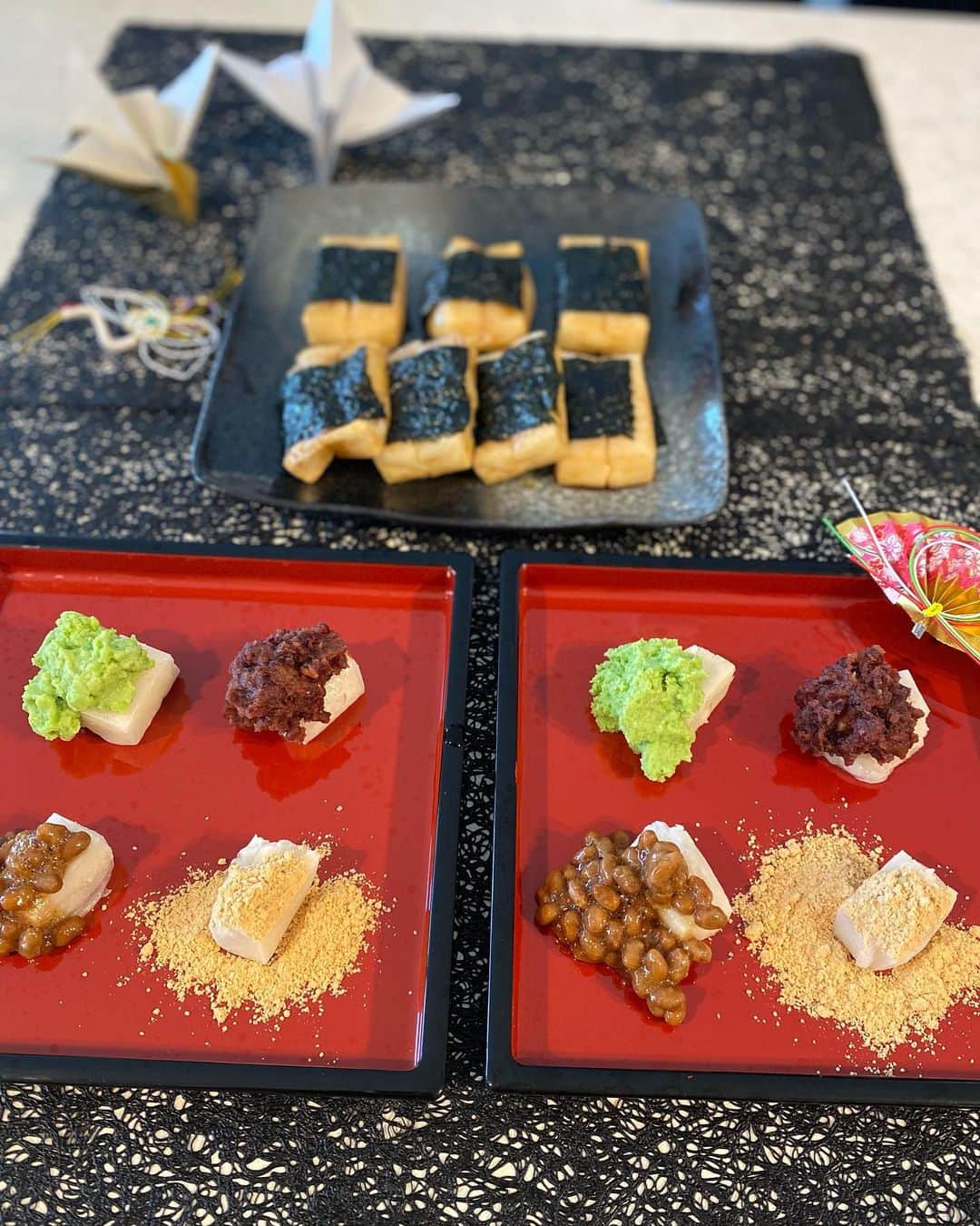 高沢悠子さんのインスタグラム写真 - (高沢悠子Instagram)「お雑煮とお餅と...  【いかにんじん】🦑🥕  😋 😋 😋  今日は1月2日  ハワイはずっと☔️（しかも雷ゴロゴロ⚡️）  今日の朝は子供たちが大好きなお餅です❤️ いろいろとストーリーズでも皆さんから、料理のご質問が多かったので、こちらでお答えします。  ずんだ餅#ずんだ餅 は、私の出身の宮城県の名物で、枝豆をすりつぶして作った餡のお餅です。 ハワイでは美味しい枝豆が手に入らないので、冷凍の枝豆をすりつぶして作っています。  お雑煮は、芋がら#芋がら でだしをとって作ったもの。ちなみに豆もやしも入っています。ハワイでは長い豆もやしが売っていないので、普通の豆もやしを使いましたがそれでも充分美味しくできます。でも1番の決めポイントの仙台せり#仙台せり が手に入らないので、三つ葉を乗せました🙌  大根の漬物は、イカのの粕漬けを作った残り粕で漬けました。 水菜の漬物は、数の子のつけ汁で浅漬けにしたものです。  そしてそして‼︎  皆さんから質問が多かった【いかにんじん】#いかにんじん  私はおせち料理の中でこれが1番好きですが、仙台の郷土料理ではありません(笑)  福島の郷土料理です。  これは小さい頃からお正月料理を作るときにスルメ切るのをよく手伝い、残ったスルメを父が日本酒に入れて熱燗にしていたりして、その匂いを嗅いでいるうちにいろいろな意味で料理も覚えながらお酒も覚えました😂  この、いかにんじんで、にんじんが食べられなかった人も食べれるようになったと言う話をたくさん聞きます。  ぜひ皆さん作ってみてくださいね‼️  するめいか：50gくらい 人参：2本くらい  【漬け汁】 醤油：100㏄ みりん：50㏄ 酒：50㏄ 砂糖：大さじ1 だし昆布：5センチ角くらい ☝️ ※昆布が無かったらめんつゆを少し入れてもok  作り方  鍋に漬け汁の材料を合わせる。 2分くらい煮たら冷ます。 するめいかは細切りにします。 人参も細切りに。  スルメイカは、厚めの場合酒を振ってふやかしておきます。 薄いスルメイカだったらそのままでも大丈夫。  保存袋にするめいか、人参を入れて漬け汁につけて、1-2日冷蔵庫に置いたら出来上がり‼️  これと日本酒の組み合わせは最強です🍶👍👍👍👍👍 ぜひ皆さんやってみてください❤️❤️❤️❤️❤️  #お正月#元旦#おせち#おせち料理 #ずんだ餅 #いかにんじん#郷土料理#仙台#仙台出身#福島#家族#日本#hawaii #加圧トレーニング#子育て＃ママ#massage#alamoana#beach #love #ocean #aloha #」1月3日 8時32分 - yuko_wellness_hi