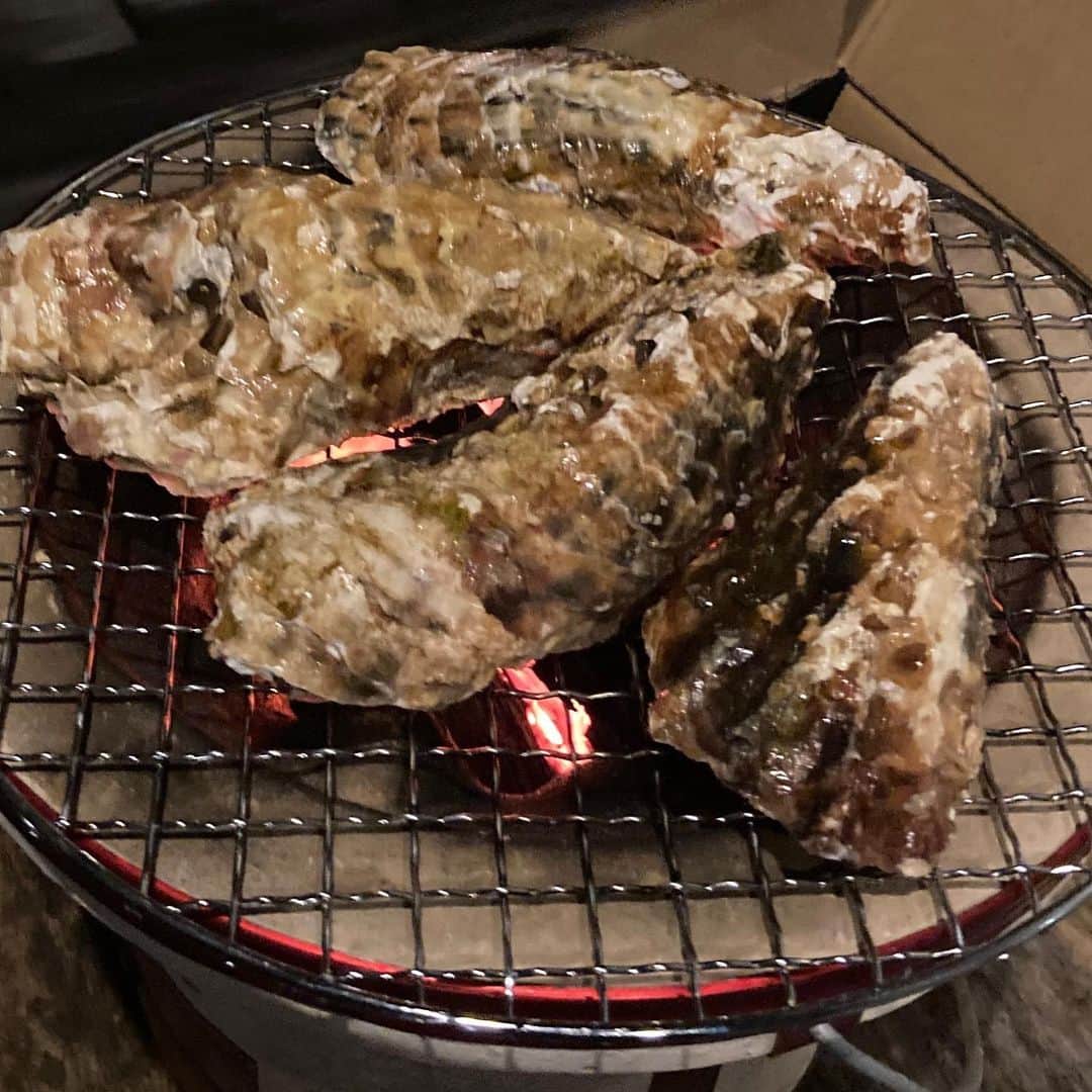 田中律子さんのインスタグラム写真 - (田中律子Instagram)「北海道から、ミツヤさんが　@hokkaidian328 牡蠣を大量に送ってくれた❤️ 半分は炭で焼いて、半分は鍋で蒸し焼きに🦪✨ こんないっぱい食べれないよーって言いながら、シャンパン🍾飲みながら完食🤣いやー、美味しかった❤️美味しすぎて、剥いた牡蠣の写真撮り忘れました😭ミツヤさんありがとーございました✨このお礼はまた沖縄で❗️  そして水沢さん　@seaseed_mizusawa の宮崎のレストラン✨宮崎ダイニングイノベーション　@miyazakidininginnovation からお取り寄せしたお節❤️最幸なお正月を過ごしております🙏  #okinawa  #okinawalife  #beachlife  #海のある生活  #沖縄移住生活  #牡蠣  #宮崎ダイニングイノベーション」1月3日 8時33分 - ri2kotanaka