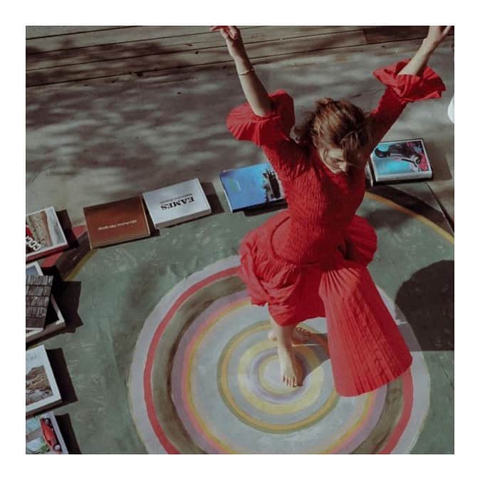 エマ・ワトソンのインスタグラム：「2022. Dancing on my own painting ♥️」
