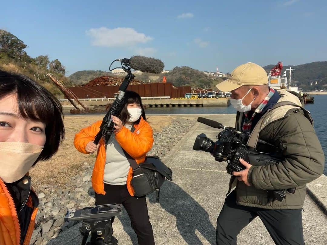 藤坂奈央のインスタグラム：「. 2022年あけましておめでとうございます🎍⛩ 今年も年末年始出勤でして 今日は朝から寒中水泳の取材に行ってきました🌊 この寒い中 海に入る子供たち本当にすごいよ〜😭 . 初日の出など3が日の様子は 明日の新年1発目のJチャン長崎で！ 今年もどうぞよろしくお願いします🙇‍♂️ . #ncc #アナウンサー #藤坂奈央 #写真は取材後のひとこま #今年もいい1年になりますように  #年末年始働いた方お互いおつかれさまでした」